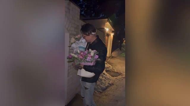 Бустер подарил цветы маме и бабушке ? смотреть онлайн