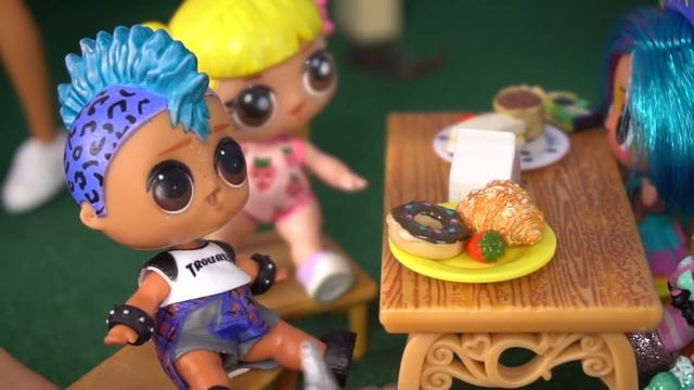 Historia de Campamento de Verano con Las Muñecas LOL & Bebe Goldie! смотреть онлайн