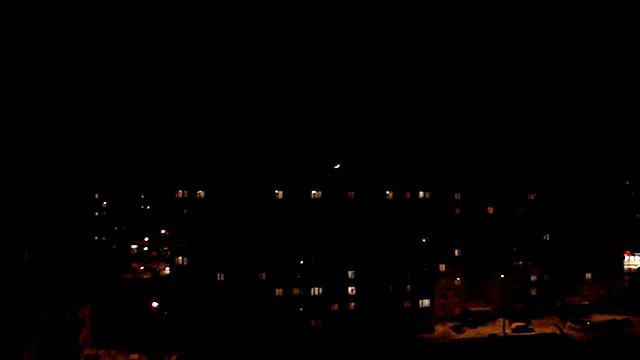 луна над крышей дома смотреть онлайн