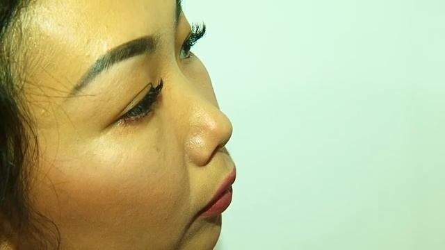 Городская художница создаёт новогодние узоры на окнах смотреть онлайн