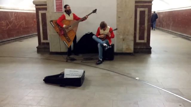 Дуэт "Лады" в московском метро смотреть онлайн