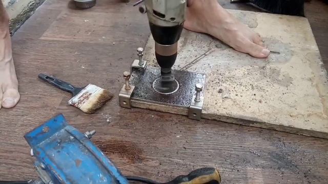 Отверстие в металле большого диаметра "БАЛЕРИНКОЙ" - ручной дрелью!!! смотреть онлайн