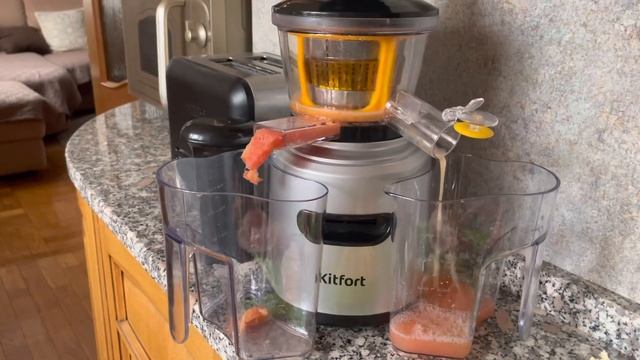 Выжимаю сок из грейпфрута и апельсина, обзор на шнековую соковыжималку Kitfort KT-1101-3. смотреть онлайн