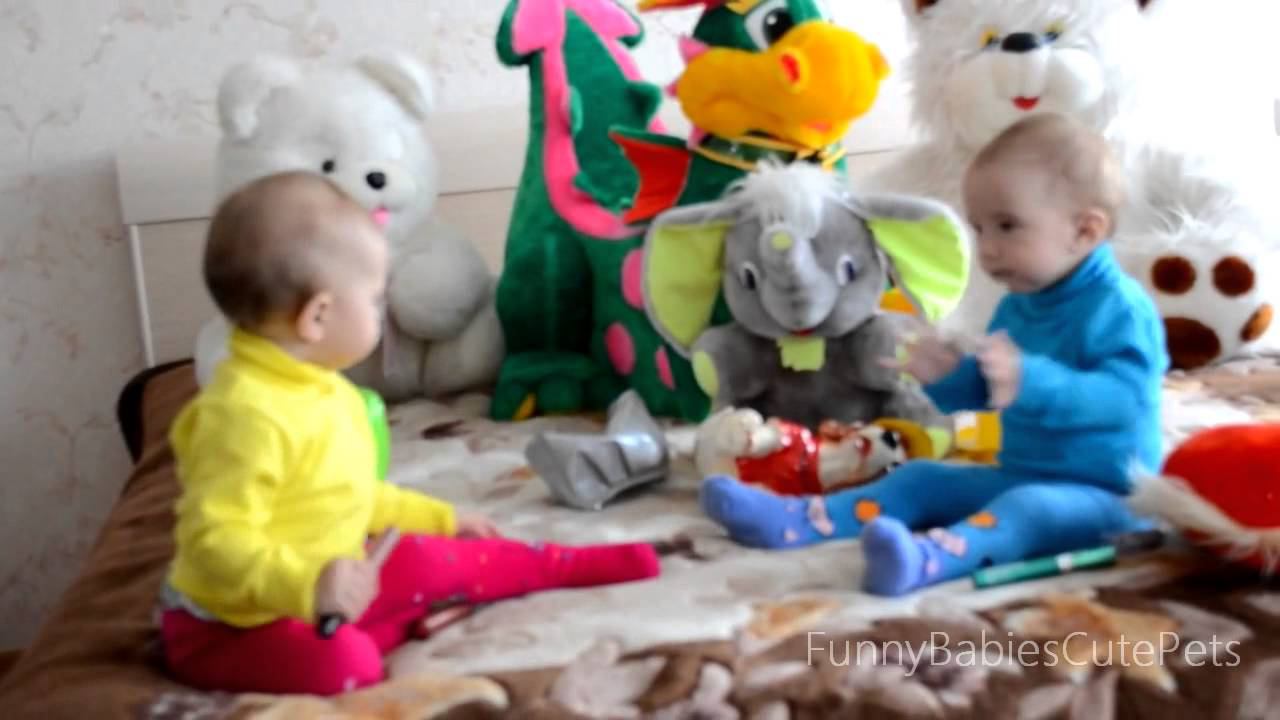 Танцы по-взрослому (Twin babies dancing) смотреть онлайн