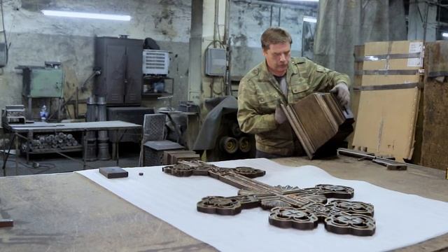 Изготовление и установка чугунного креста смотреть онлайн