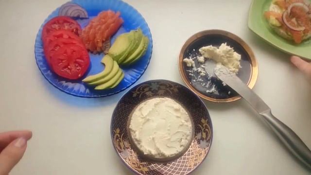 Закуска на завтрак. Как приготовить вкусные бутерброды с лососем и авокадо. смотреть онлайн