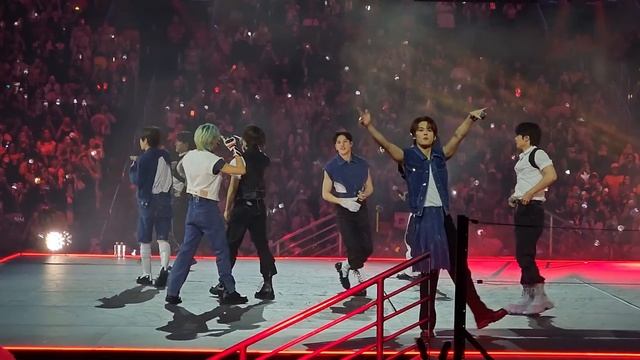 stray kids S class, districtt 9, superbowl, gods menu and topline kcon LA fancam day 3 08202023 смотреть онлайн