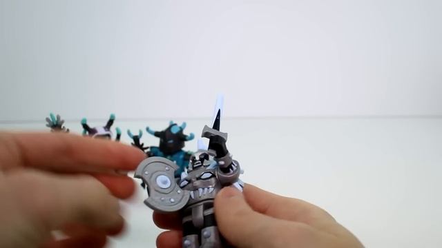 Roblox Series 1 Champions of Roblox Pack Unboxing Toy Review смотреть онлайн