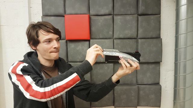 Mass Effect Spring Action Folding M3 Predator Replica смотреть онлайн
