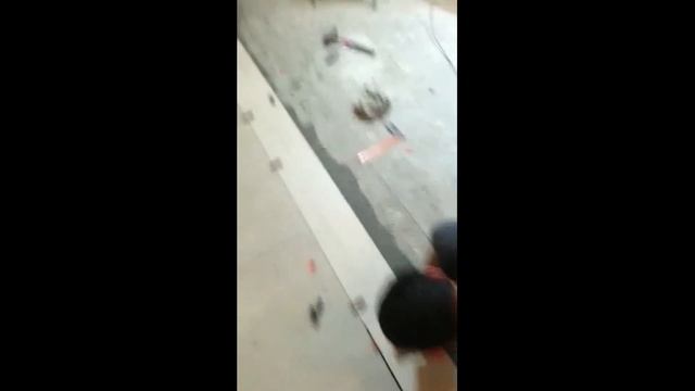ТОЛЬКО ТАК НАДО КЛАСТЬ КАФЕЛЬ НА ПОЛ. КЛАДКА КАФЕЛЯ НА ПОДГОТОВЛЕННУЮ ПОВЕРХ НОСТЬ 2020 смотреть онлайн
