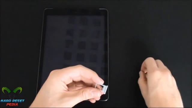 Apple iPad Mini 2 Inserting the SIM card смотреть онлайн