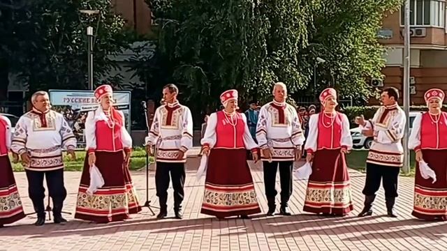 Народный самодеятельный хоровой коллектив "Воложка ". "Как во этом во дому". смотреть онлайн