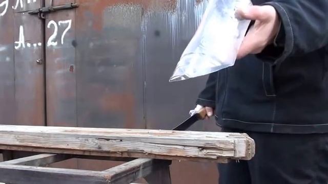 Удары ножом по легким предметам