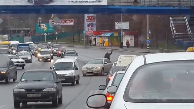 ГЕРОИ г.КИЕВА "ДУБЛЬ-1"Обычный гражданин розруливает пробку в г.Киеве смотреть онлайн