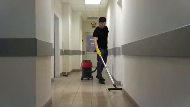 Размывка пола при помощи щетки и пылесоса смотреть онлайн