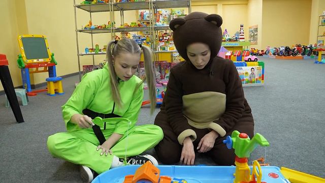 Алиса Шоу - Алиса и Медведь ловят уточек - Фабрика Полесье смотреть онлайн