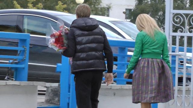 Plushenko,Rudkovskaya с цветами идут к машине после прокатов 4.09.11 смотреть онлайн