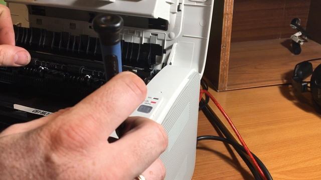 Samsung ml-2165/2160 papel de salida de arrugas de la impresora (ПРИНТЕР ЗАЖЕВЫВАЕТ БУМАГУ) смотреть онлайн