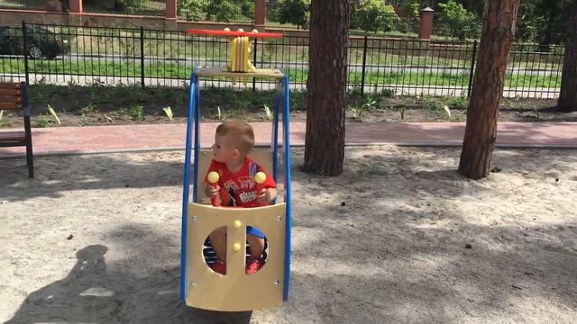 Видео для детей. Мы с Ярославом гуляем в детской песочнице. Игры в песочнице. смотреть онлайн