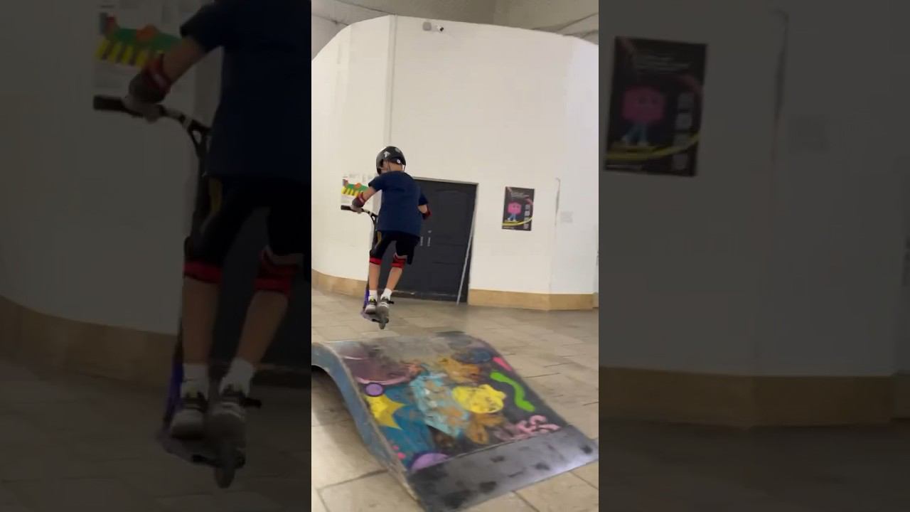 Тренировка на трюковом самокате в крытом скейт парке BunnyHop Москва Смольная 24А смотреть онлайн