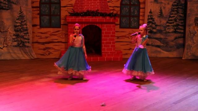 Серебристые снежинки. Ансамбль Дарование . Эвелина Дабижа и Виктория Патрашко смотреть онлайн