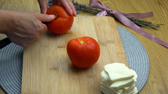 I'm never tired of eating this summer recipe! An eggplant and 2 tomatoes. смотреть онлайн