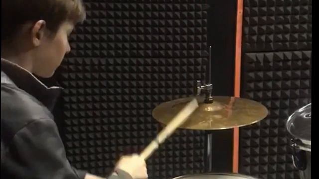 Ученица играет на барабанной установке смотреть онлайн