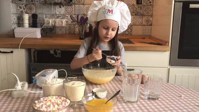Кексы с мини маршмеллоу. Готовят дети. смотреть онлайн