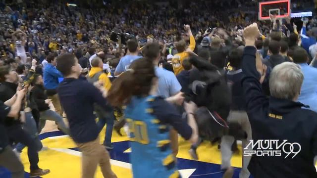 Fans storm the court after Marquette upsets #1 Villanova смотреть онлайн
