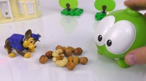 Ам Ням c друзьями играют в "Съедобное - не съедобное".