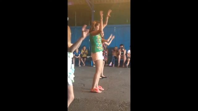 Мусорный бачок рвет танцпол) смотреть онлайн