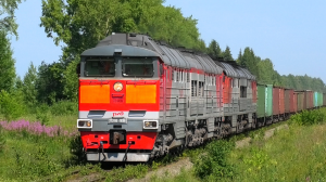 2ТЭ116-1636 с перегоняемым 2ТЭ116К-1110 и грузовым поездом