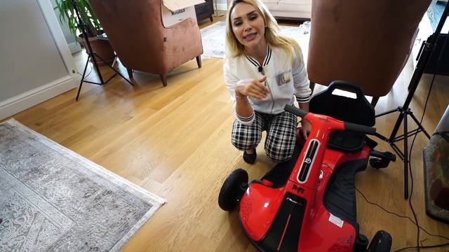 Lina'ya Kırmızı Drift Araba Sürprizi! Çok Sevindi! Kullanırken Böcek Geldi Çıldırdı? смотреть онлайн