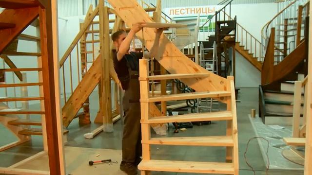 Сборка деревянной лестницы ЛС 92м от ЛестницыМаркетРФ смотреть онлайн