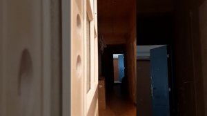 Мать выгоняет сына из квартиры.