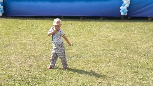4-летний Богдан отжигает под песню "I will survive" смотреть онлайн
