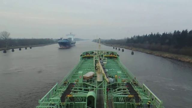 Опасное расхождение судов в кильском канале очень близко ! Очень узко ! смотреть онлайн