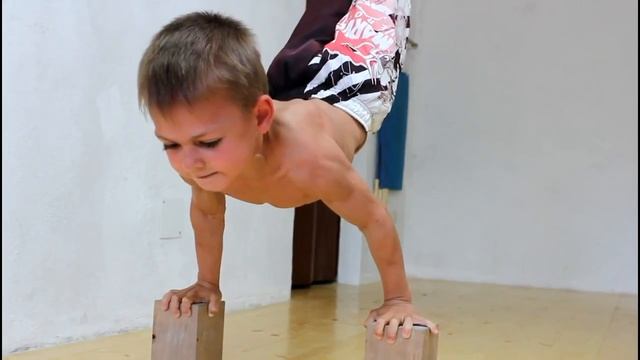 Самый сильный мальчик (5 лет) смотреть онлайн