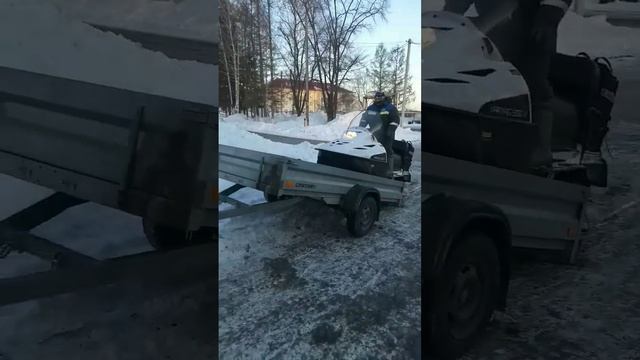 Заезжаю в прицеп на снегоходе тайга варяг 550V смотреть онлайн