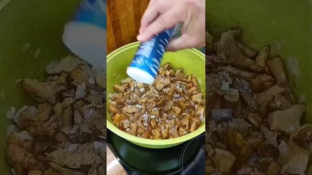 Лисички в сметанным соусе? #food #еда #обед #ужин #вкуснаяеда #грибы смотреть онлайн