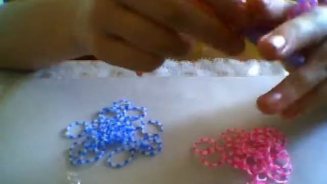 Плетение браслетов из резинок на рогатке. Weaving of bracelets from elastic bands on a slingshot. смотреть онлайн