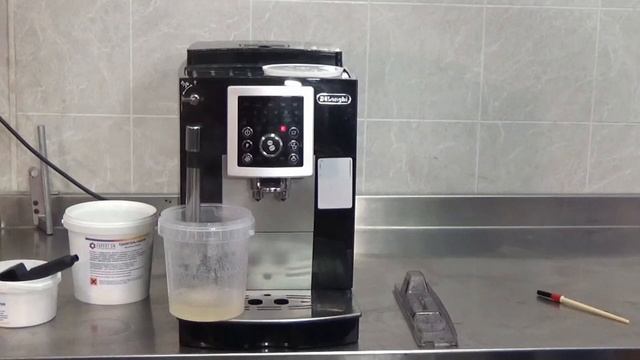 Чистка от накипи кофемашины Delonghi ECAM 23.210 смотреть онлайн