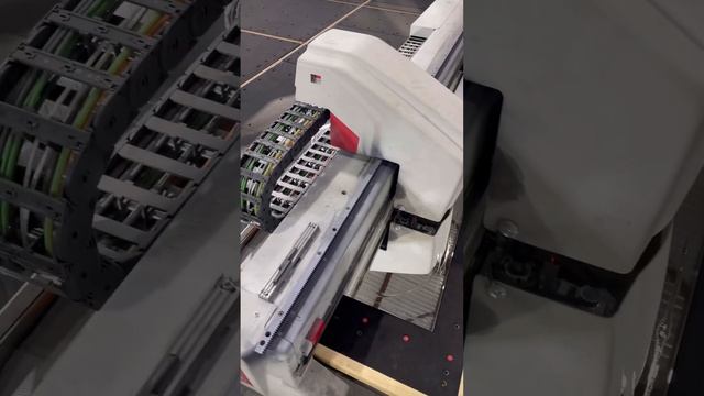 Резка криволинейных зеркал | #криволинейныезеркала #зеркалаоптом #зеркалонапотолок #shorts #пано смотреть онлайн