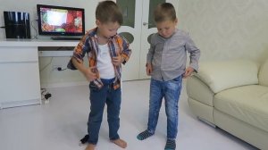 Челлендж дети одеваются наперегонки / Клим не умеет одеваться