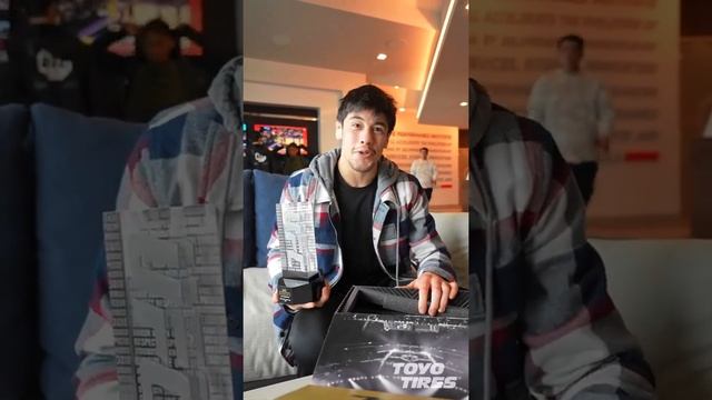 Brandon Moreno Unboxing His Submission Of The Year Award смотреть онлайн