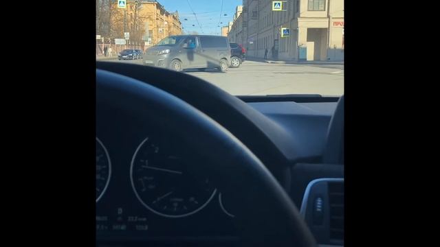 Движение автомобиля в городе смотреть онлайн