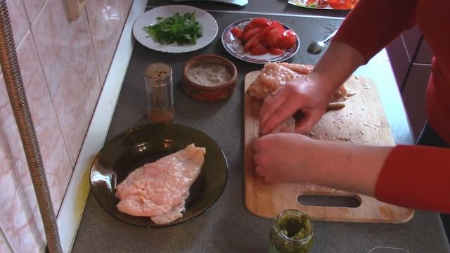 КУРИНЫЕ рулетики с соусом Песто , очень просто и быстро, а получается вкусно и очень празднично смотреть онлайн