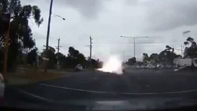 Молния ударила в машину, ЖЕСТЬ! смотреть онлайн