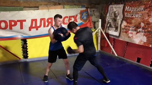 Специальная физическая подготовка для боксеров. Задача выбить медболл у оппонента. смотреть онлайн