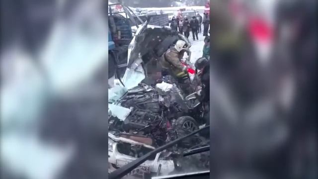 Страшные кадры: Как доставали пассажиров Тойоты, раздавленных БелАЗом (ВИДЕО, 18+) смотреть онлайн